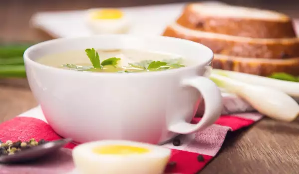 Италианска супа с яйца и топено сирене