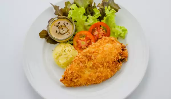 Панирано пилешко със сос Тартар и картофена салата