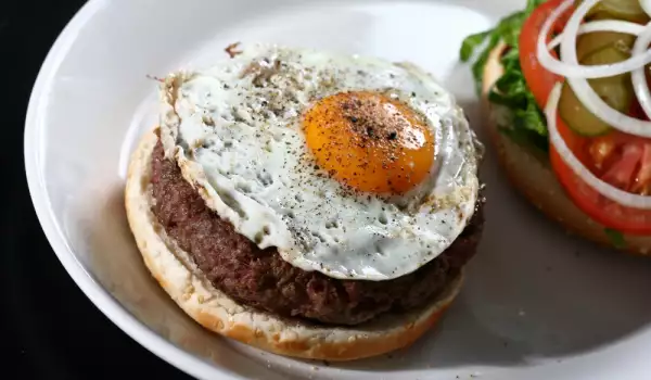 Американски хамбургери с яйце