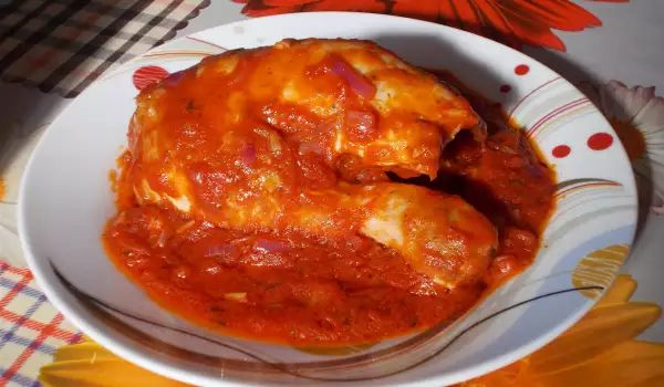 Пилешки бутчета с червен лук и домати