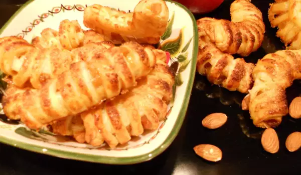 Френски бутер кифлички с карамел и ябълки