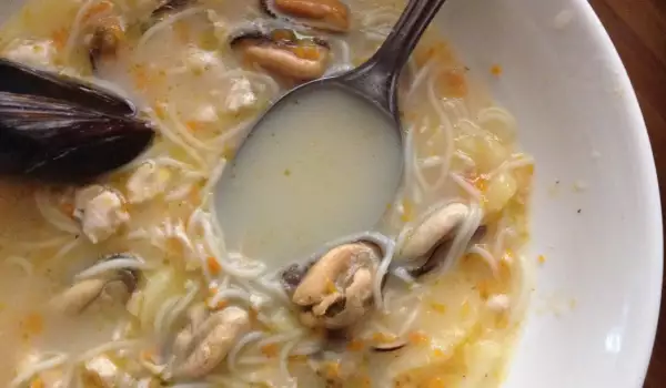 Черноморска мидена супа