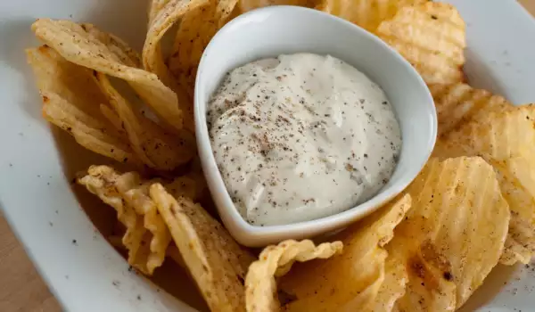 Картофен чипс с дип от извара и маскарпоне