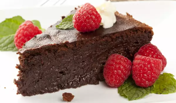 Нежна шоколадова торта без брашно