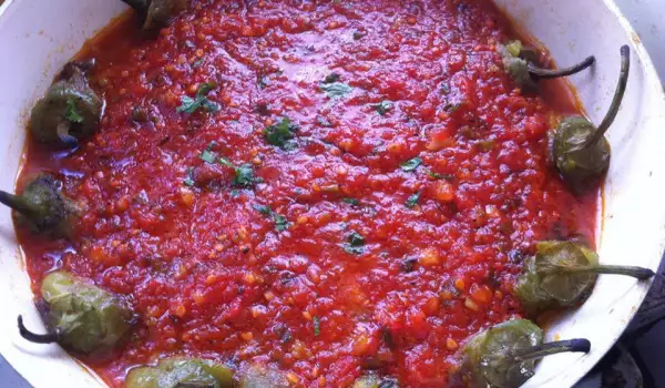 Свежи чушки с доматен сос
