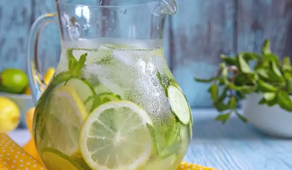 Освежаващ коктейл с краставици и лимон