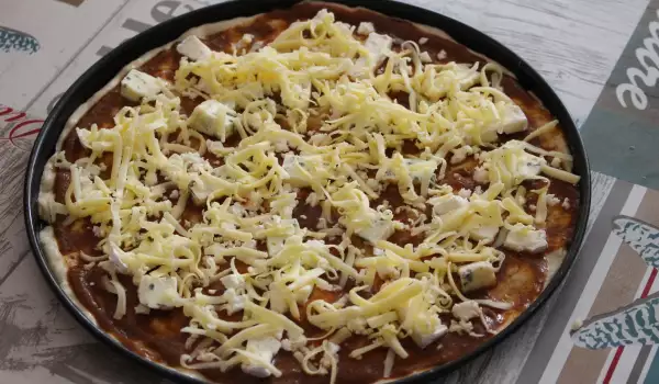 Домашна пица със сирена