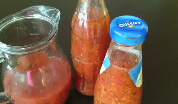 Доматен сок с целина и моркови в бутилки