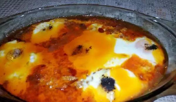 Пикантни яйца с доматен сос