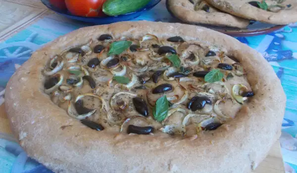 Пълнозърнеста фокача с маринован лук и маслини