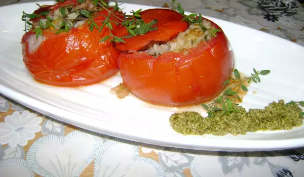 Фарширован домат с ориз и песто