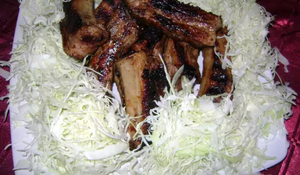 Глазирани свински ребра със зелева салата