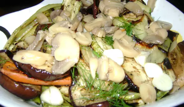 Гриловани зеленчуци с мариновани гъби и чесън