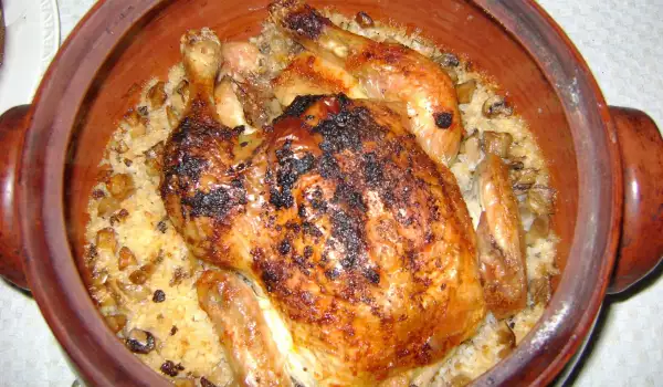 Пиле в гювеч с див ориз и гъби