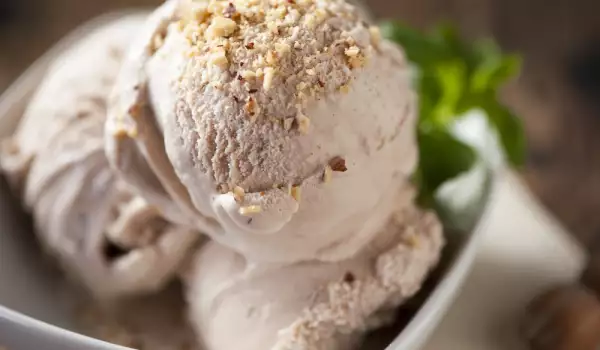Лешников сладолед с кардамон