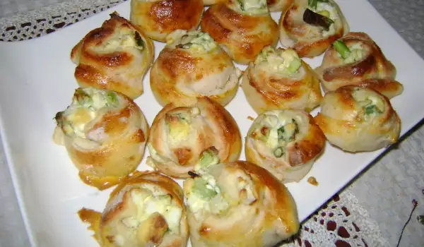 Хлебни розички с варени яйца и зелен лук