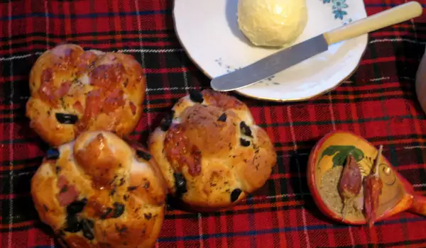 Хлебчета-балончета с маслини, шунка и кашкавал