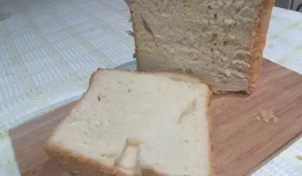 Бял хляб в хлебопекарна