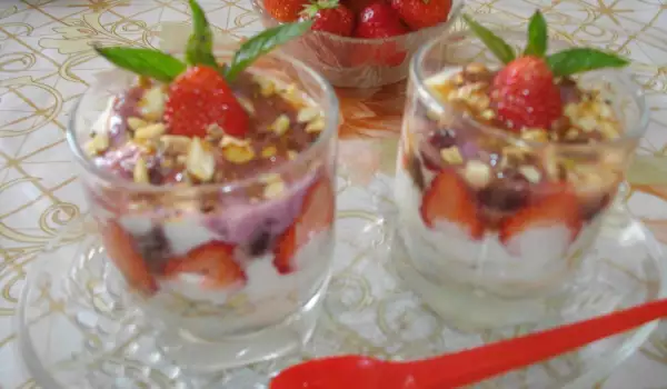 Йогурт с плодове и ядки