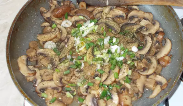 Кафяви печурки с див лук и масло