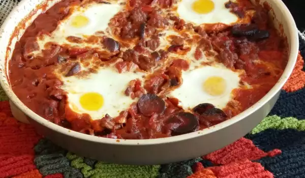 Кайма с чоризо и яйца в доматен сос (хуевос ранчерос)