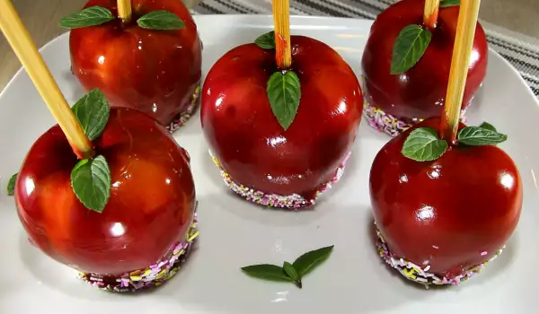 Карамелизирани ябълки с царевичен сироп
