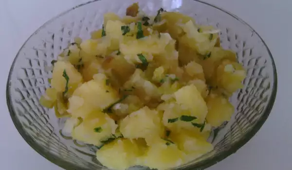 Картофена салата с печен пипер и целина