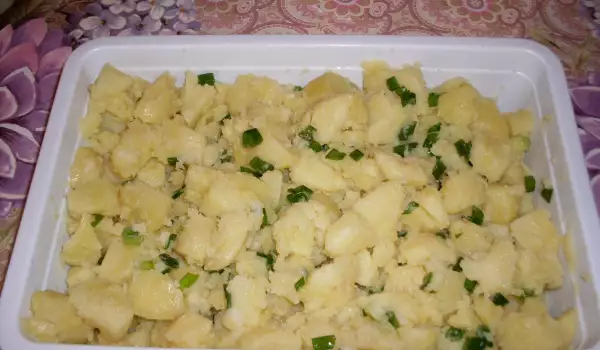 Вкусна картофена салата с пресен лук