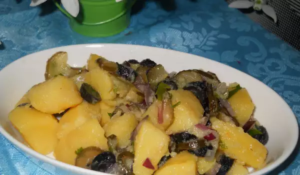 Картофена салата с кисели краставички и маслини