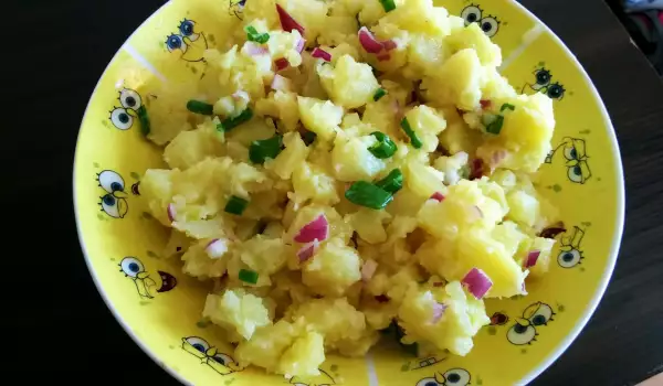 Картофена салата с 2 вида лук
