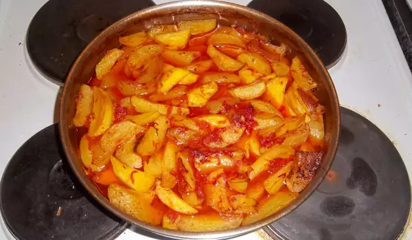 Картофи с домати от буркан