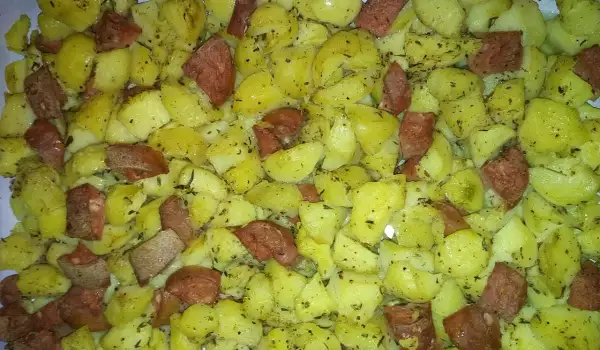 Варени картофи с наденица на фурна
