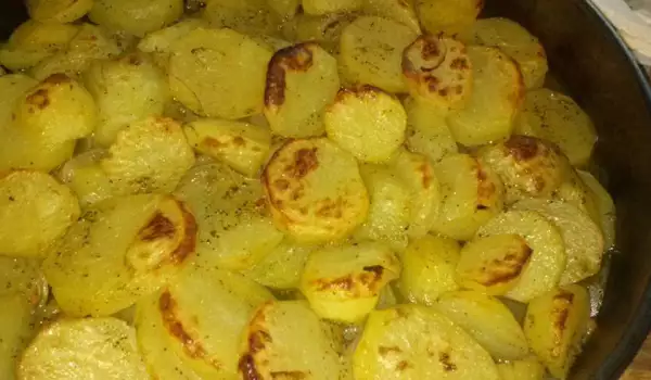 Печени картофи с копър и черен пипер