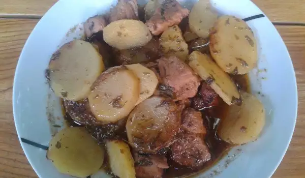 Картофи с месо и сос