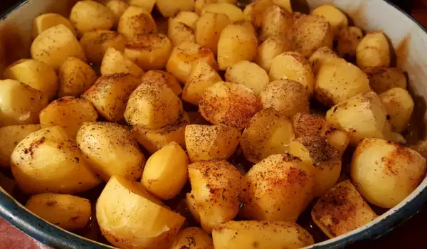 Картофи с червен пипер на фурна