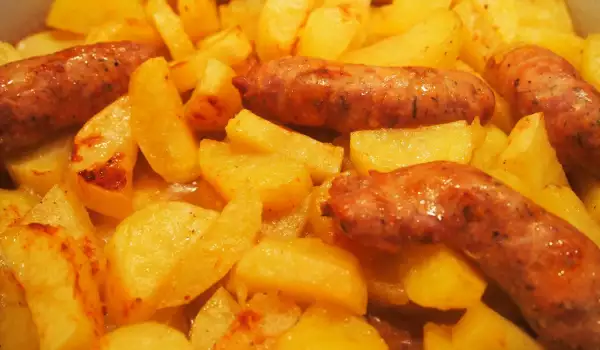 Запечени картофи с наденица