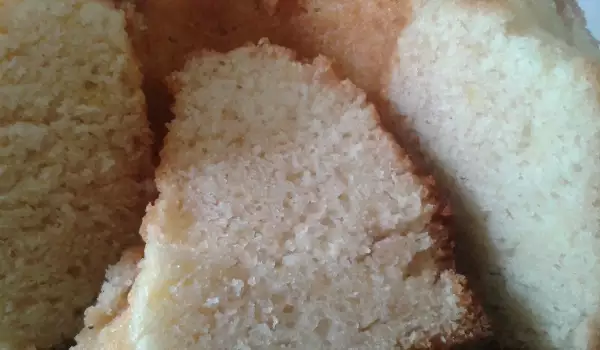 Сочен кекс със сладко от праскови