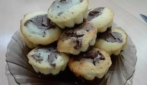 Малки кексчета с пълнеж от течен шоколад