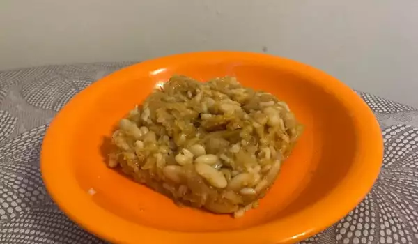 Кисело зеле с боб и ориз в тенджера