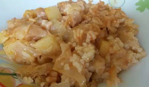 Кисело зеле с ориз и картофи