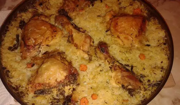 Кокошка с ориз, магданоз и моркови на фурна