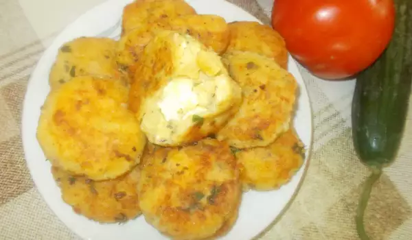 Картофени кюфтенца с топено сирене