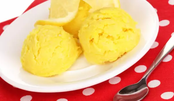 Италиански леден десерт с лимони