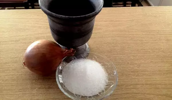 Компрес при изкълчено с лук и захар
