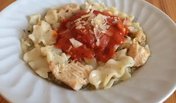 Мафалда с пилешко месо и доматен сос