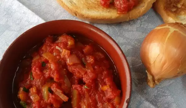 Лятна манджа с домати и лук