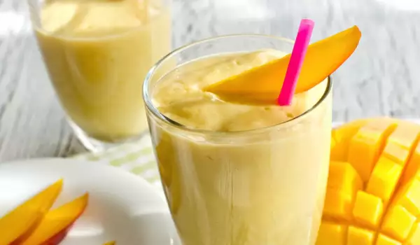 Смути с манго и бадемово мляко