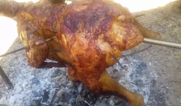 Мариновано цяло пиле на жар