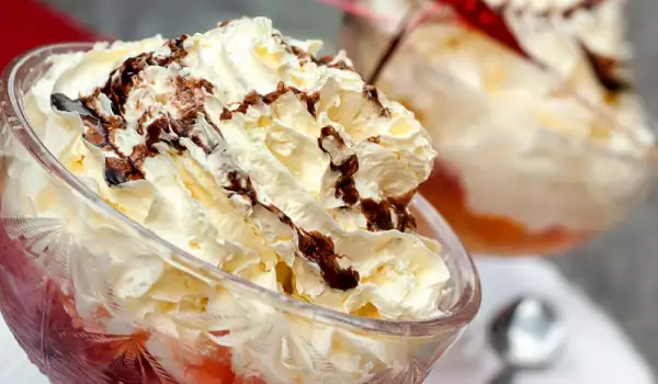 Леден кокосов десерт с ягоди