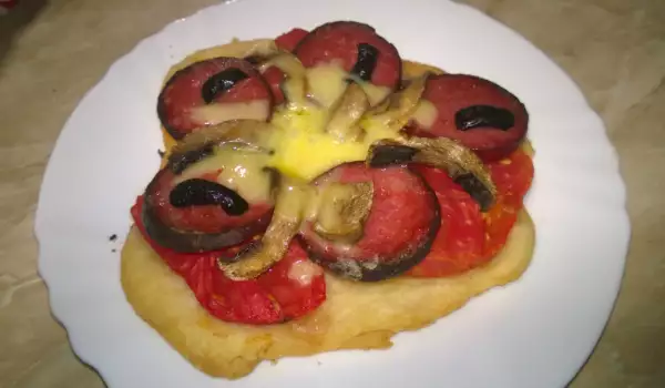 Мини пица с италиански салам и гъби